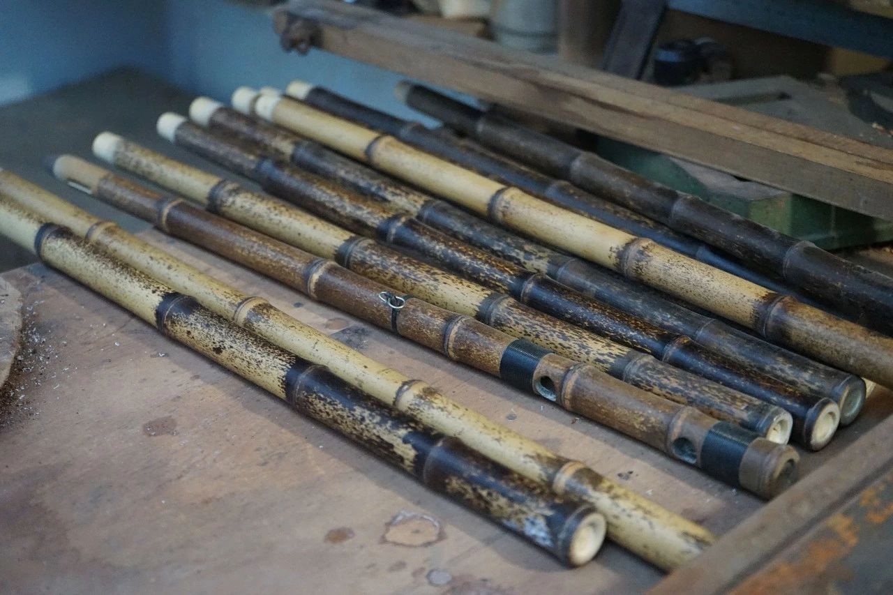 正在制作的京胡琴杆