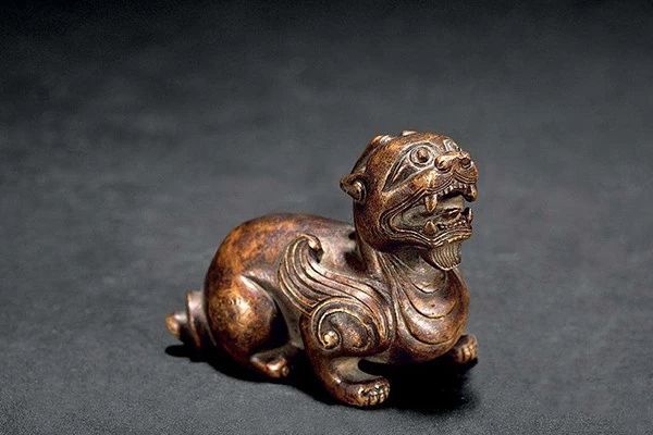 卷六·镇纸》:" 玉者有古玉兔,玉牛,玉马,玉鹿,玉羊,玉蟾蜍,蹲虎,辟邪