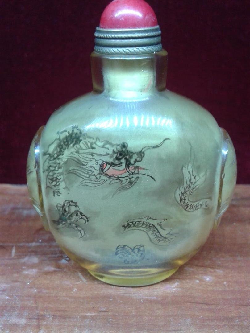 山东淄博博山人,自幼师从国家非物质文化遗产鲁派内画传承人张广忠